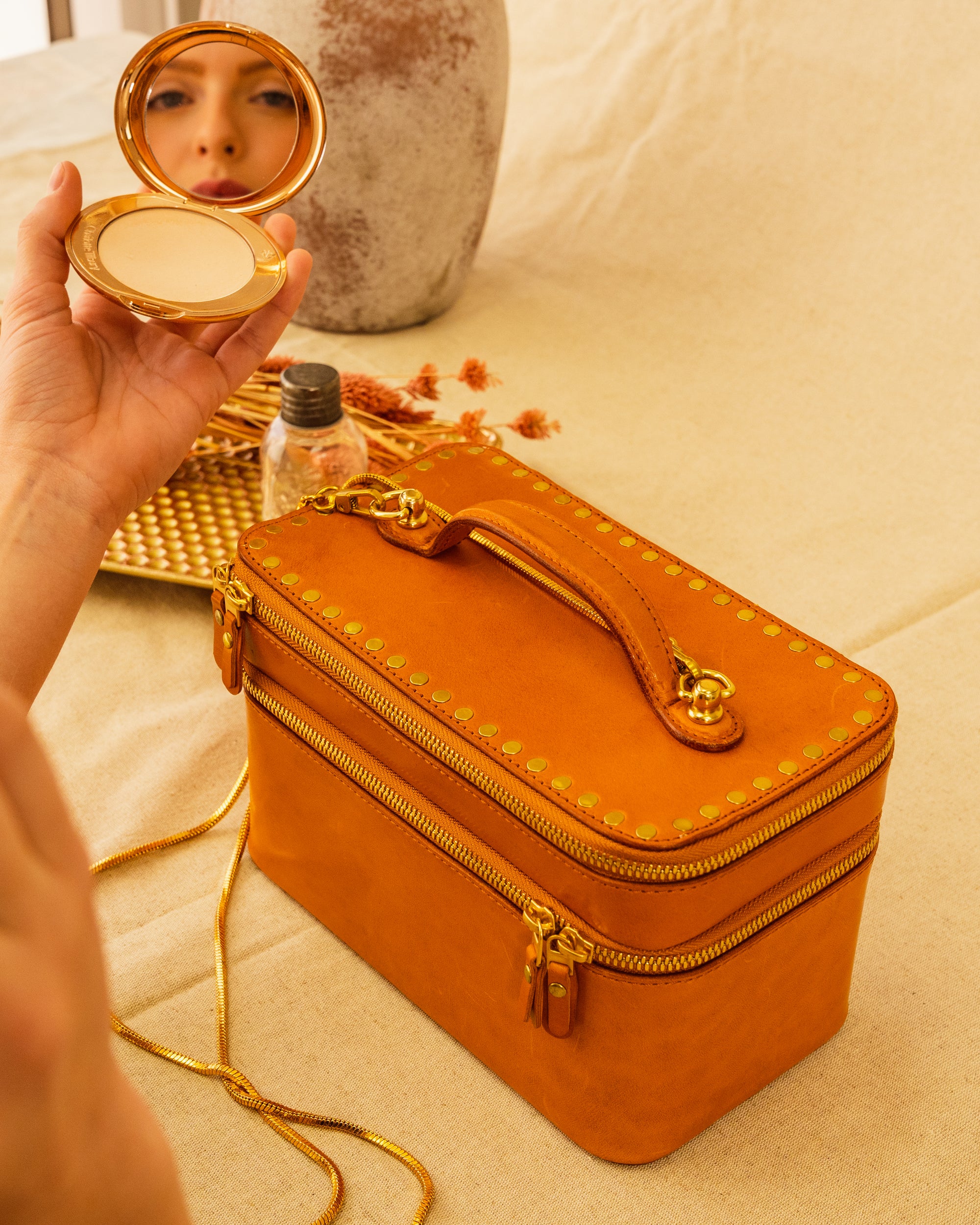 Ixia Jet-Set Vanity Mini Trunk in use